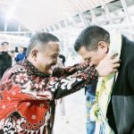 Bupati dan Wabup Bantaeng Dikalungi Kain Sutera