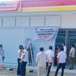 Tim Gabungan Pemkab Takalar Segel Alfamart