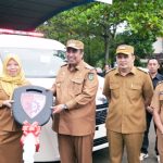 Bupati Chadir Serahkan 11 Unit Ambulans