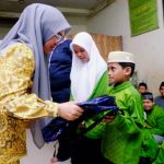Husniah Serahkan Seragam Sekolah Anak Panti Asuhan
