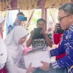 Bupati Paris Serahkan Perlengkapan Sekolah Gratis