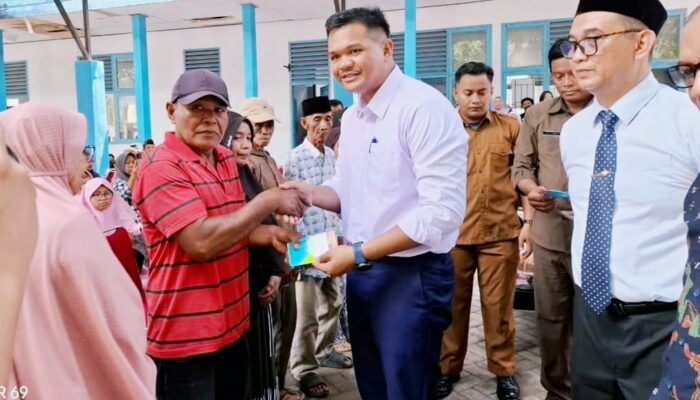 Uji Nurdin Serahkan BLT 111 KPM