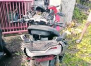 Pohon Tumbang ‘Patahkan’ Kaki Pengendara Motor