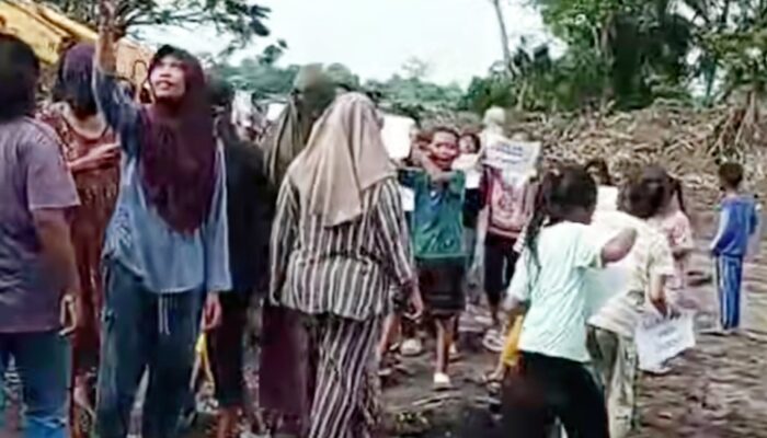 Amarah Warga Ujung Baji Protes Tambang Pasir Ilegal