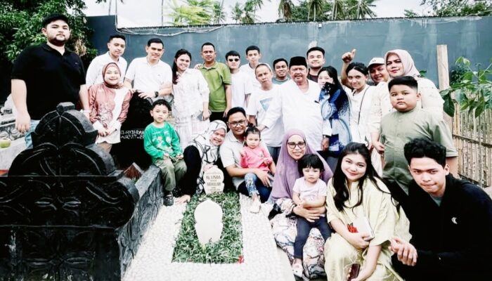 H.Azikin Solthan dan Keluarga Ziarahi Makam Isteri Tercinta