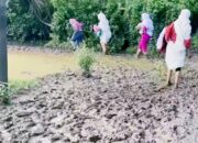 Warga Romang Tangngaya Salat Id Ditengah Jalan Berlumpur 