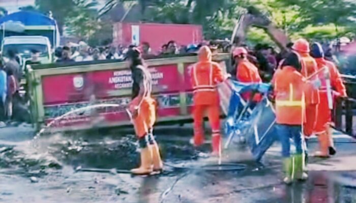 PKL Jalan Satando Ngamuk, Hadang Eskavator