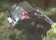 Ngantuk, Mobil Terios Terjuntai Ke Selokan