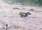 Banjir Dahsyat Seret Truk Pasir di Bontojai 