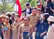 Demonstran ‘Berontak’ di Kantor Bupati Gowa